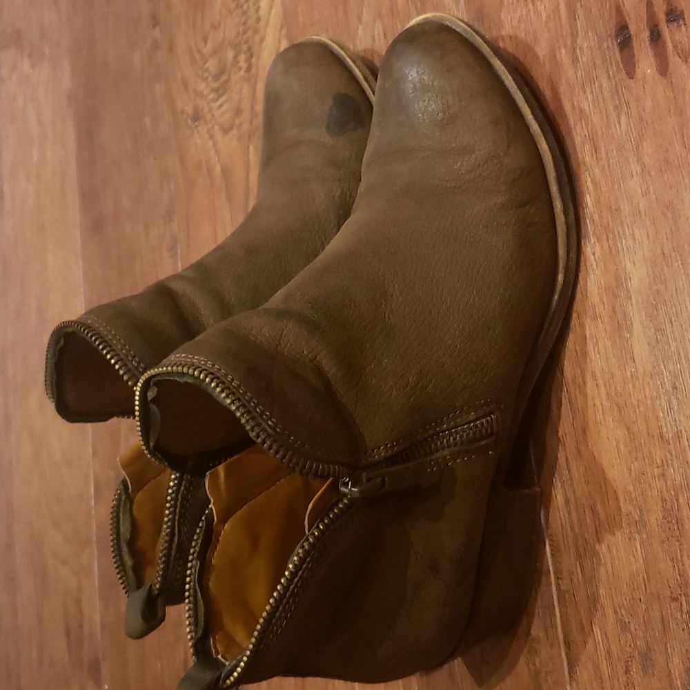 Vince Camuto, size 8, ankle zip boots, brown/Taupe